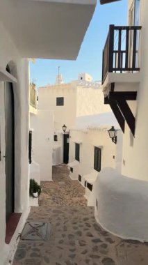 Geleneksel beyazlatılmış binibeca Vell, Menorca evleri, panjurları ve mavi gökyüzünün altında ahşap balkonları var. Huzurlu mimarisi olan büyüleyici bir Akdeniz köyü..