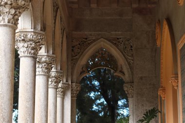Sintra 'daki Monserrate Sarayı' nda Gotik tarzı sütunlar ve kemer yolu süsleyin. Karmaşık taş oymaları ve tarihi mimari Portekiz mirasının romantik cazibesini yansıtıyor..