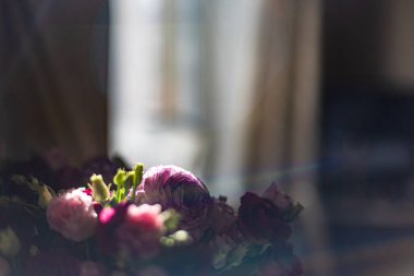 Masadaki güzel çiçek buketi