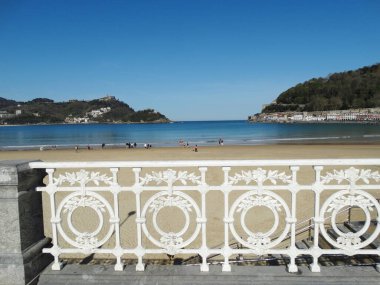Kuzey İspanya 'da ikonik tırabzanlı San Sebastian plajı   