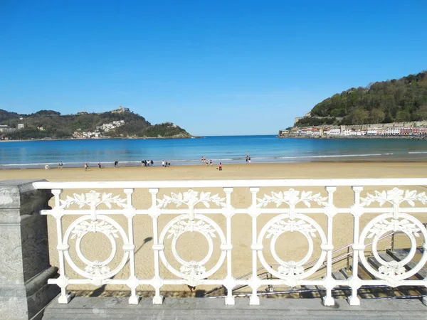 Spiaggia San Sebastian Con Iconica Ringhiera Spagna Del Nord — Foto Stock