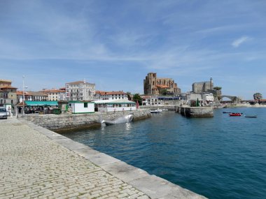 Castro-Urdiales Limanı. Arka planda Santa Mara de la Asuncin Kilisesi, Santa Ana kalesinin deniz feneri ve ortaçağ köprüsü. Cantabria 4 Haziran 2024