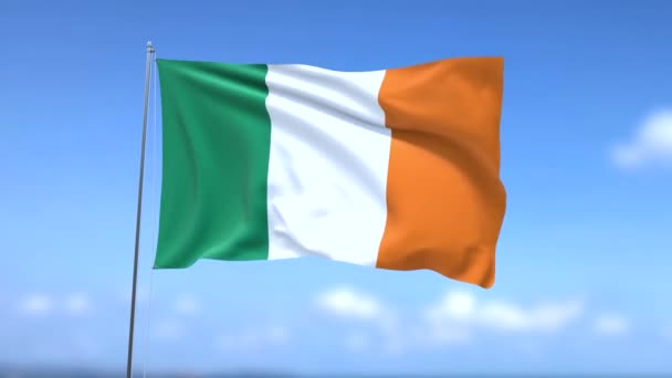 Zwaaiende Vlag Van Ierland Blauwe Lucht Achtergrond — Stockvideo