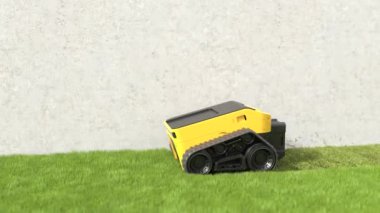 Otomatik robot çim biçme makinesi çimleri biçiyor   