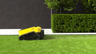 Otomatik robot çim biçme makinesi çimleri biçiyor