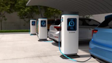 Elektrikli arabalar, güneş paneli enerjisi, EV şarj istasyonu ve temiz enerji doldurma teknolojisiyle dolu araç parkında şarj ediliyor..
