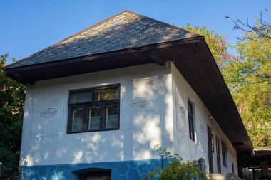 Sonbahar mevsiminde eski köylü evi cephesi. Yüksek kalite fotoğraf