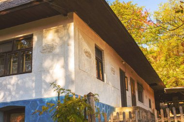 Sonbahar mevsiminde eski köylü evi cephesi. Yüksek kalite fotoğraf