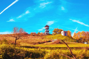Güneşli bir günde yeşil çayırdaki gözetleme kulesi. Sonbahar manzarası. Yüksek kalite fotoğraf
