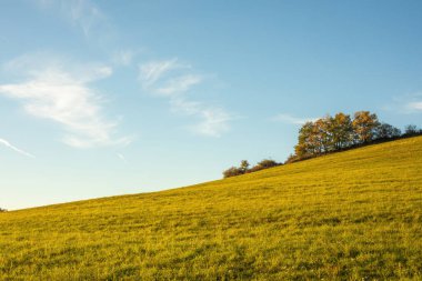 Sonbahar mevsiminde kırsal tepe manzarası. Yüksek kalite fotoğraf