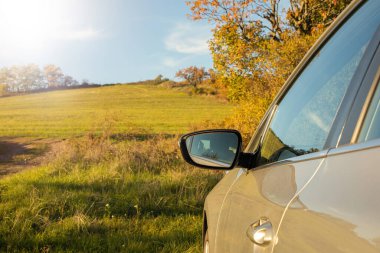 Çevresi doğa ile çevrili, kır yolundaki araba. Yüksek kalite fotoğraf