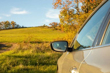 Çevresi doğa ile çevrili, kır yolundaki araba. Yüksek kalite fotoğraf