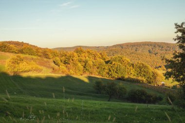 Sonbahar mevsiminde kırsal tepe manzarası. Yüksek kalite fotoğraf