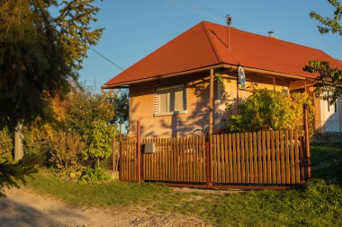 Köyde bir ev. Akşamları da sonbahar manzarası. Yüksek kalite fotoğraf