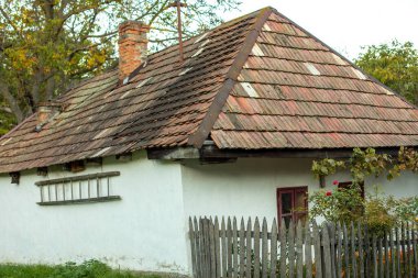 Sonbahar mevsiminde eski bir köylü evi. Yüksek kalite fotoğraf