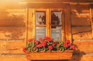 Ahşap bir kulübenin güzel dekore edilmiş penceresi. Yüksek kalite fotoğraf