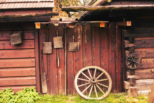 Παλιά Αγροτικά Εργαλεία Κρέμονται Ξύλινο Τοίχο Στη Φάρμα Των Ζώων — Φωτογραφία Αρχείου