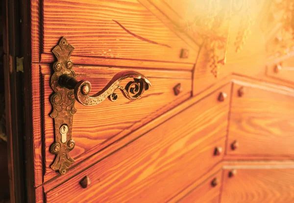 Beautifully Decorated Door Handle Log House High Quality Photo — Stock Photo, Image