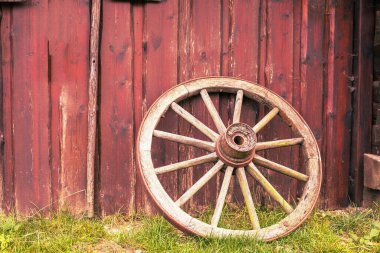 Eski paslı araba tekerleği ahıra yaslanıyor. Köylü aleti. Yüksek kalite fotoğraf