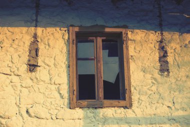 Sonbahar mevsiminde eski köylü evi cephesi. Yüksek kalite fotoğraf