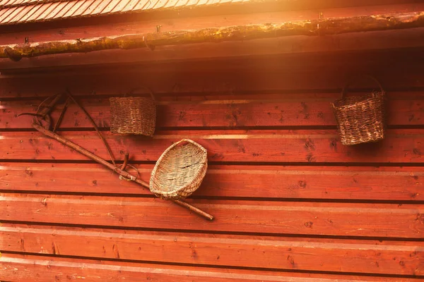 Stare Narzędzia Chłopskie Wiszące Drewnianej Ścianie Hodowli Zwierząt Wysokiej Jakości — Zdjęcie stockowe