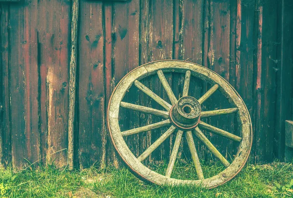 Eski Paslı Araba Tekerleği Ahıra Yaslanıyor Köylü Aleti Yüksek Kalite — Stok fotoğraf