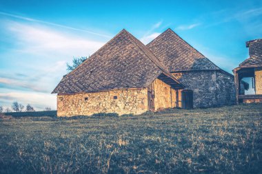 Sonbahar mevsiminde eski bir köylü evi. Yüksek kalite fotoğraf