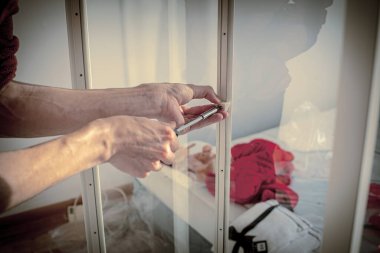 Evde mobilya monte etmek. Tornavida kullanan adama yakın çekim. Yüksek kalite fotoğraf