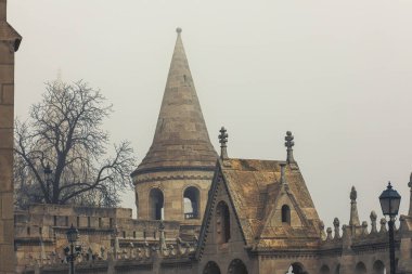 Budapeşte, Macaristan 'daki Balıkçı Kalesi manzarası. Sisli hava. Yüksek kalite fotoğraf