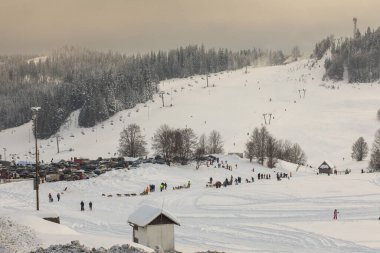 Dondurucu kış boyunca kayak merkezi. Yüksek kalite fotoğraf
