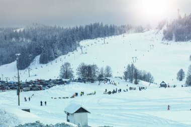 Dondurucu kış boyunca kayak merkezi. Yüksek kalite fotoğraf