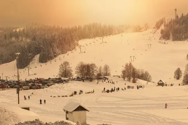 Dondurucu kış boyunca kayak merkezi. Yüksek kalite fotoğraf