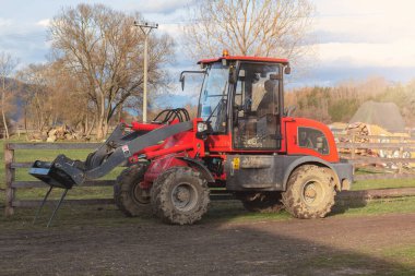 Hayvan çiftliğinde kırmızı traktör. Yüksek kalite fotoğraf
