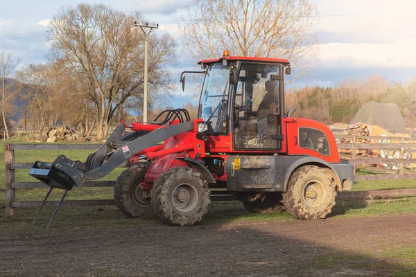 Червоний Трактор Тваринницькій Фермі Високоякісна Фотографія — стокове фото
