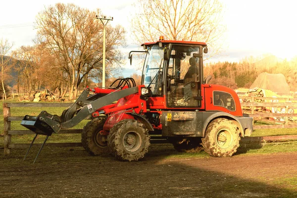 Roter Traktor Auf Tierfarm Hochwertiges Foto — Stockfoto