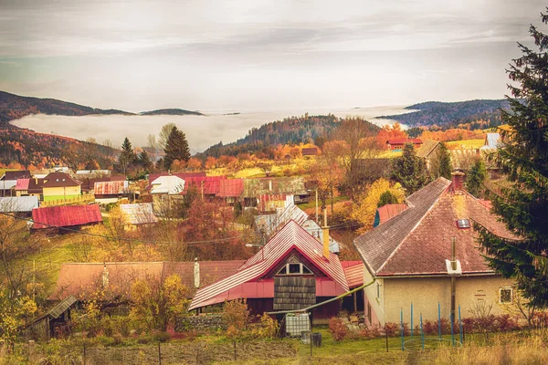 Uitzicht Het Bergdorp Het Najaarsseizoen Hoge Kwaliteit Foto — Stockfoto