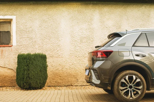 Modern SUV bir garajın önüne park edilmiş. Yüksek kalite fotoğraf