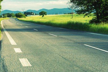 Kırsal yol güzel kırsaldan geçiyor. Yüksek kalite fotoğraf