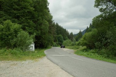 Kırsal yol güzel kırsaldan geçiyor. Yüksek kalite fotoğraf