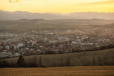 Slovakya 'nın küçük Myjava kasabası yakınlarında pikoresk yamaçta gün batımı. Yüksek kalite fotoğraf