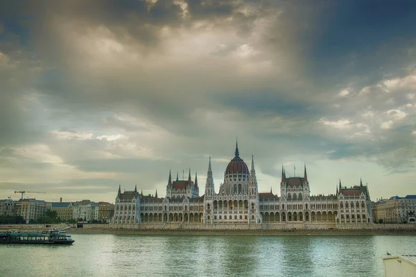 Здание Парламента Венгрии Снято Противоположной Стороны Дуная Высокое Качество Фото — стоковое фото
