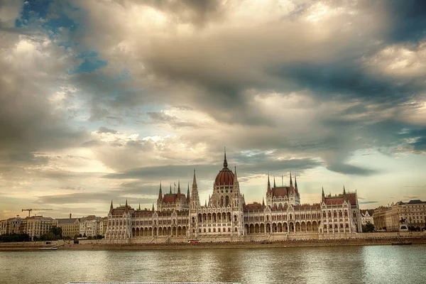Edifício Parlamento Húngaro Disparado Lado Oposto Rio Danúbio Foto Alta — Fotografia de Stock