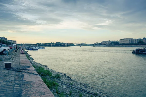 ブダペスト ハンガリーのダヌー川の銀行 高品質の写真 — ストック写真