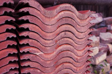 Arka bahçede kırmızı seramik kiremitler var. Yüksek kalite fotoğraf