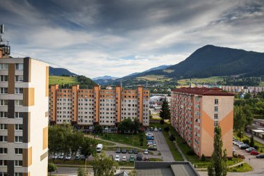 Arkaplandaki tepe manzarası ve panel binaların manzarası. Yüksek kalite fotoğraf