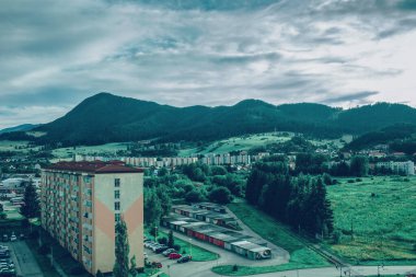 Arkaplandaki tepe manzarası ve panel binaların manzarası. Yüksek kalite fotoğraf