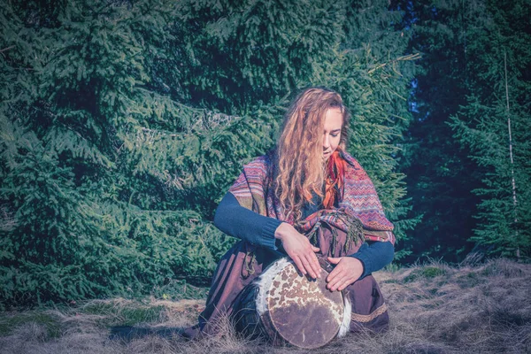 아름다운 샤머니즘 소녀는 속에서 프레임 드럼을 연주하고 있습니다 고품질 로열티 프리 스톡 이미지