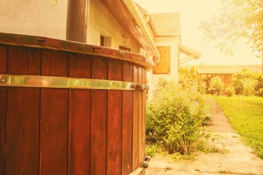 Bahçede güneşli bir günde tahta jakuzi. Yüksek kalite fotoğraf