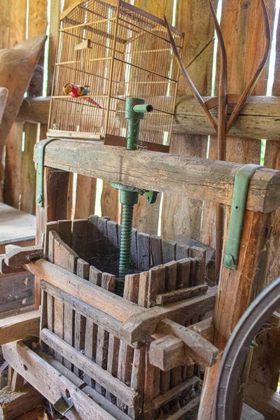 Παλιό Ξύλινο Πατητήρι Στο Μπαρ Αγροτικά Εργαλεία Υψηλής Ποιότητας Φωτογραφία — Φωτογραφία Αρχείου