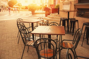 Şehir merkezindeki restoran terası. Yaz mevsimi. Yüksek kalite fotoğraf